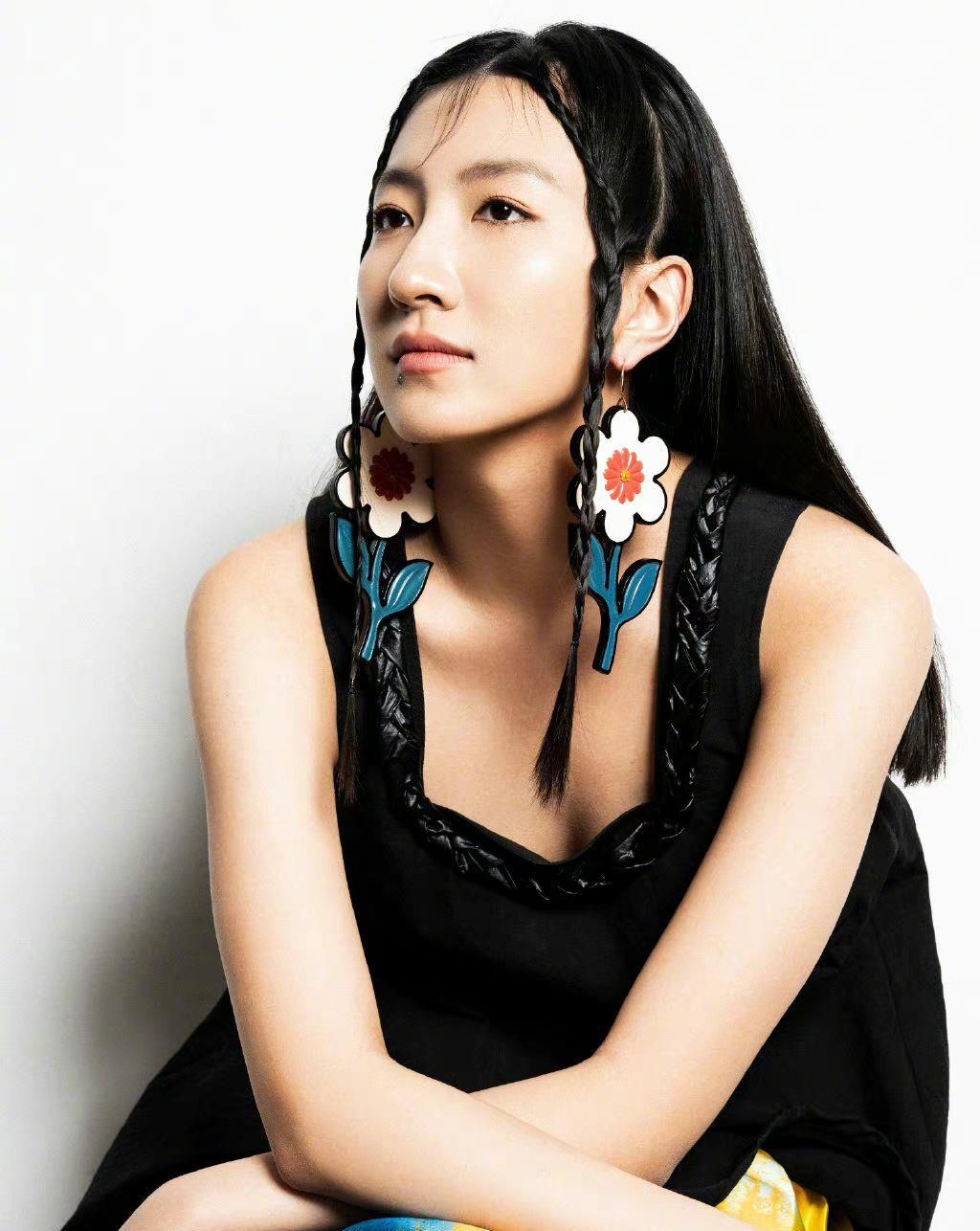 没有遗传到妈妈美貌的胡悦稼,整体气质却很像妈妈,而且身高却十分出众