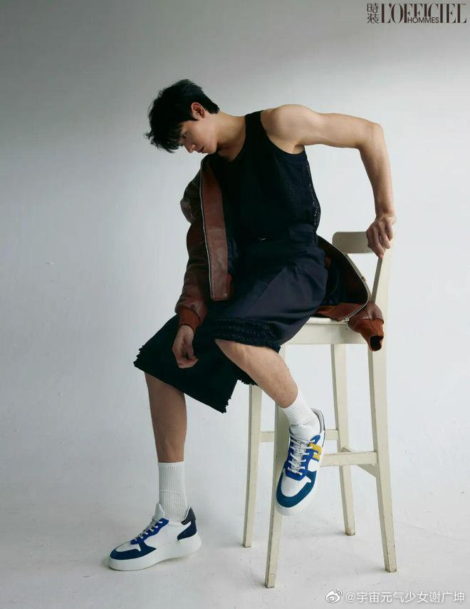 龚俊很清瘦高个头穿着深色的运动上衣