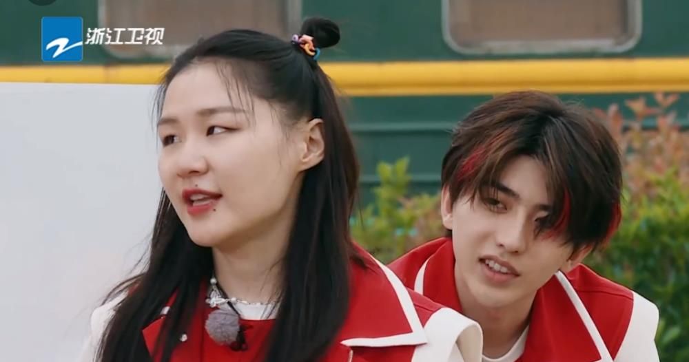 这一期里面蔡徐坤被金靖撩了无数次,特别搞笑.