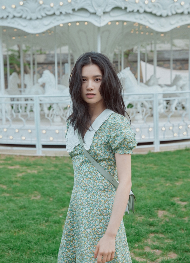 张婧仪晒氛围美照碎花短裙配白开水妆容皮肤吹弹可破太想捏