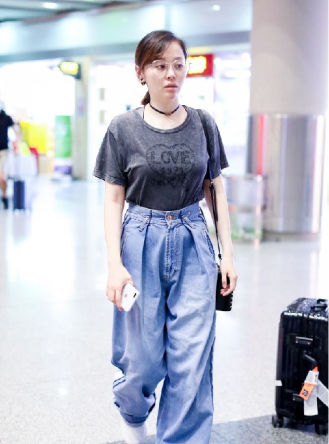 张靓颖平时出门好真实,穿搭普通不像明星,素颜略显憔悴但不显老休闲区蓝鸢梦想 - Www.slyday.coM 张靓颖平时出门好真实,穿搭普通不像明星,素颜略显憔悴但不显老休闲区蓝鸢梦想 - Www.slyday.coM