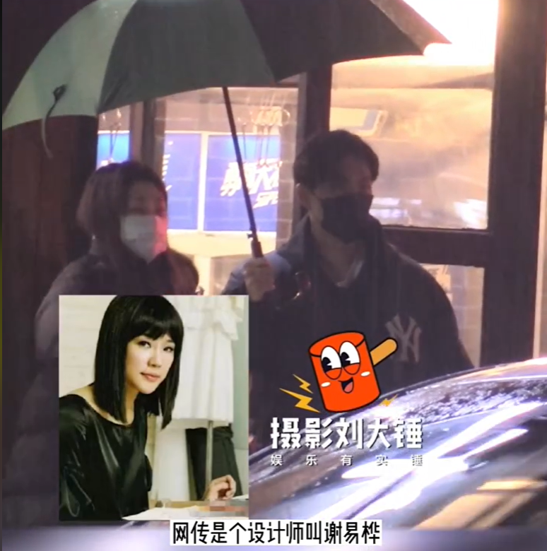 疑似钟汉良老婆探班被拍,男方雨中撑伞照顾女方,两人传秘婚多年休闲区蓝鸢梦想 - Www.slyday.coM 疑似钟汉良老婆探班被拍,男方雨中撑伞照顾女方,两人传秘婚多年休闲区蓝鸢梦想 - Www.slyday.coM
