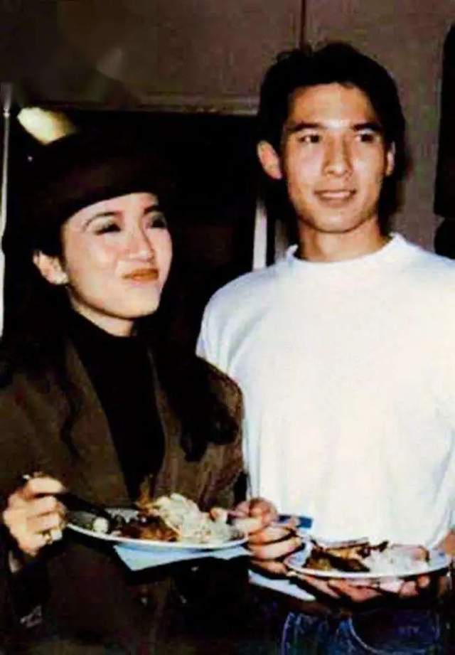 其后,梅艳芳又先后恋上了模特刘米高和大学生保罗,但都以分手告终.