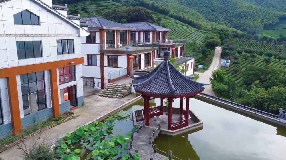 乾红早春茶舍位于无锡宜兴太华有1800年贡茶历史的乾元茶场内