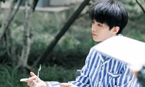 《重生之门》热播，央媒点评王俊凯演技，8个字道出观众们的心声休闲区蓝鸢梦想 - Www.slyday.coM