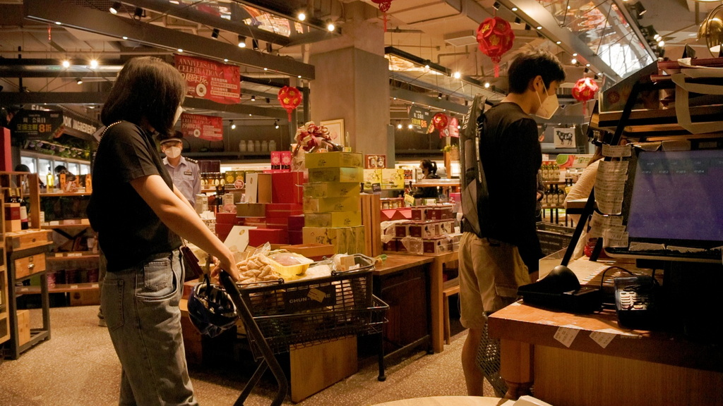 上海浦东花木地区4座大型商超开放,警方驻守保障购物秩序