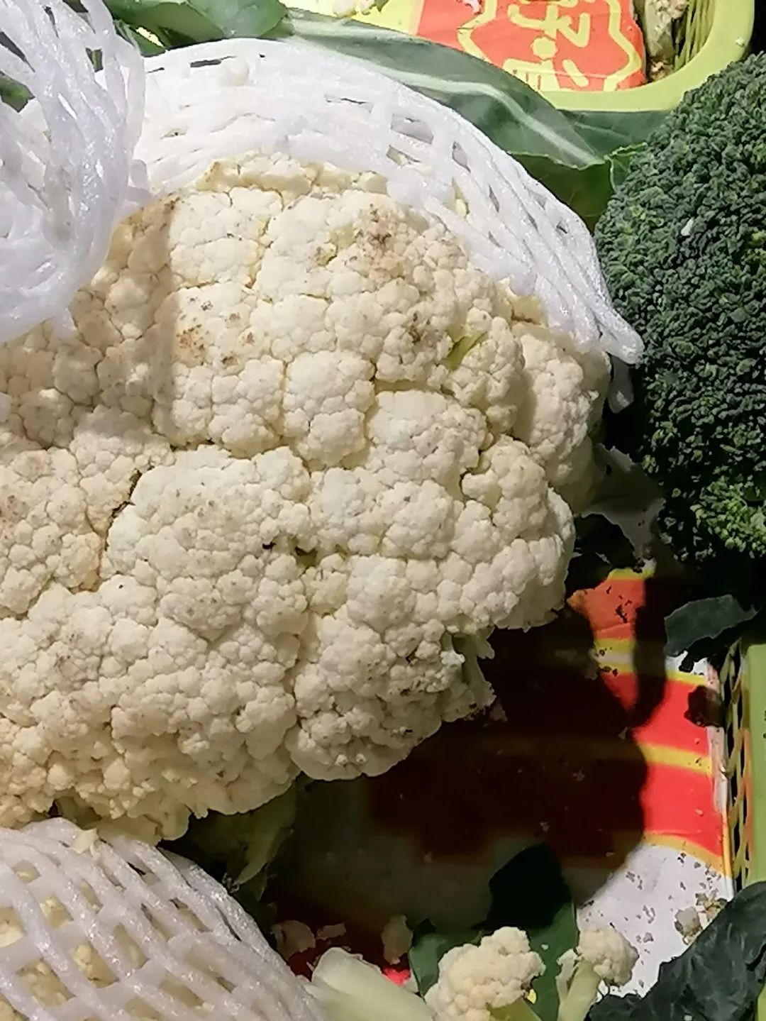 烂菜花削完再卖家乐福就是这么对付消费者的记者实地探访