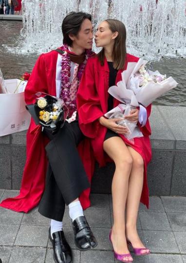 林依轮儿子林子濠名校毕业与洋人女友拥抱庆祝久居美国很惬意