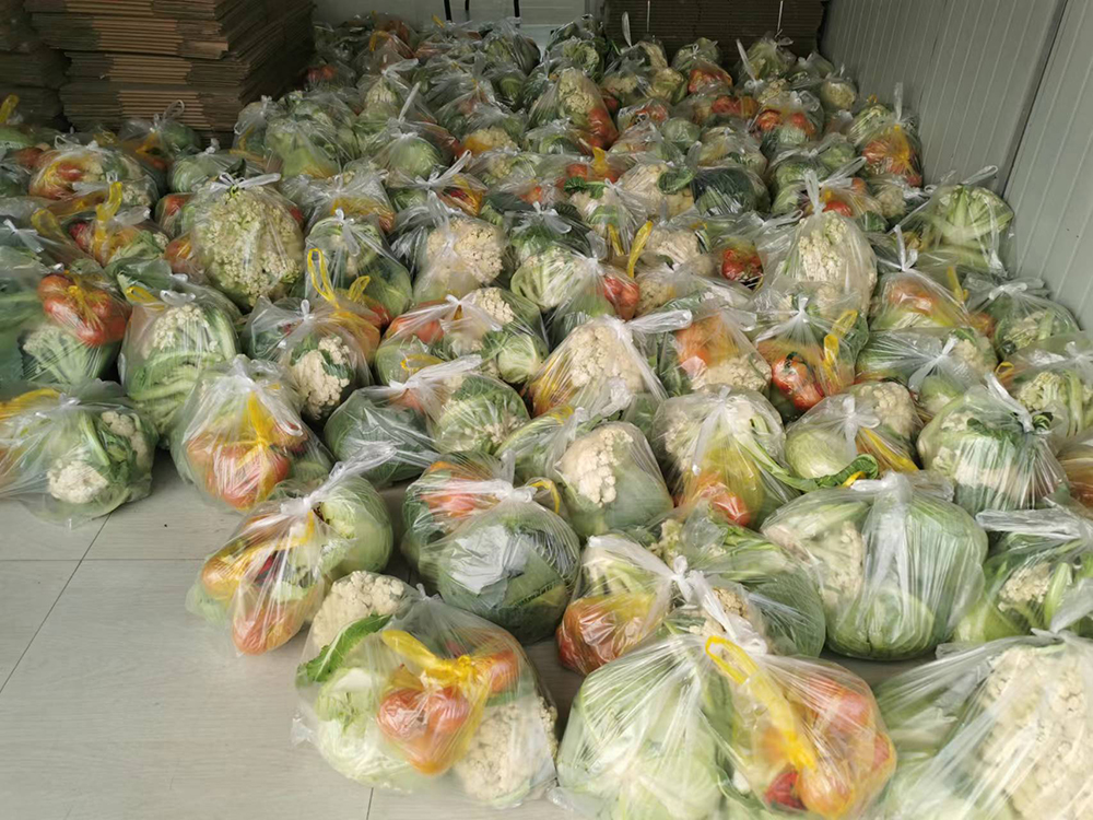 打包好的蔬菜套餐，既保障居民的多品种需求，又缓解地产滞销蔬菜的销售压力。