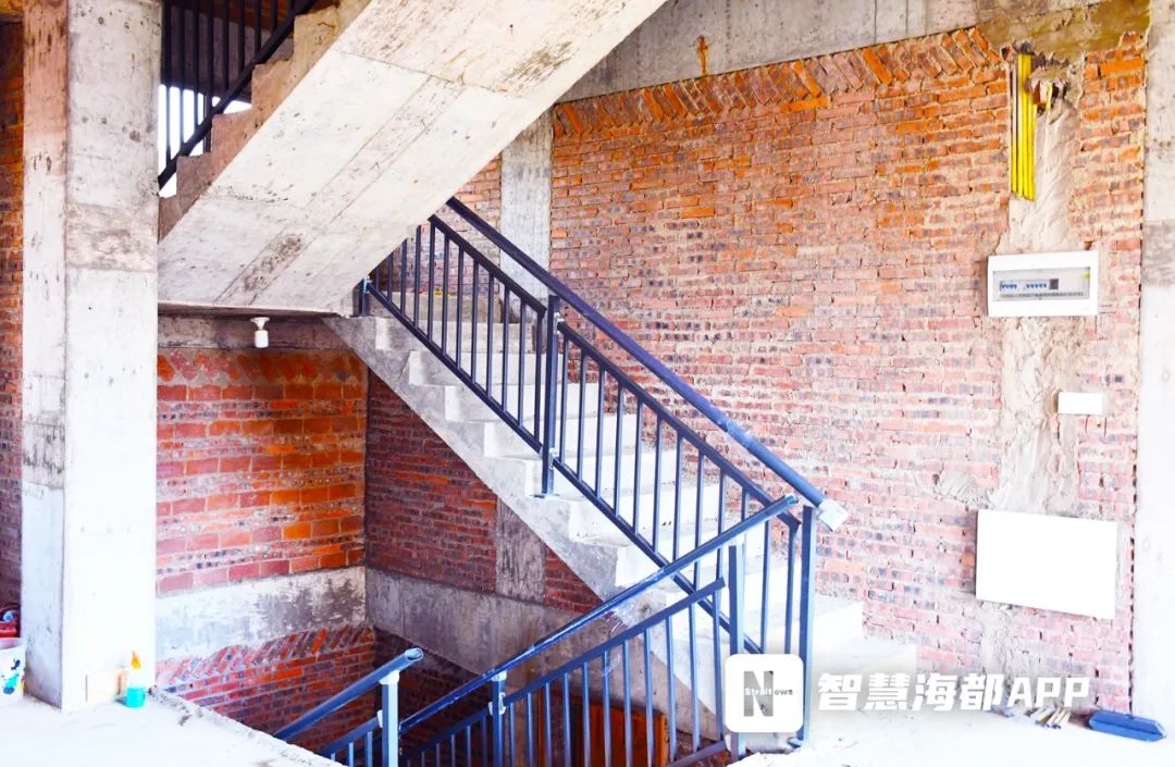 老人行动不便，莆田志愿者上门安装“爱心扶手”休闲区蓝鸢梦想 - Www.slyday.coM