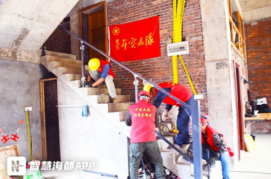 老人行动不便，莆田志愿者上门安装“爱心扶手”休闲区蓝鸢梦想 - Www.slyday.coM