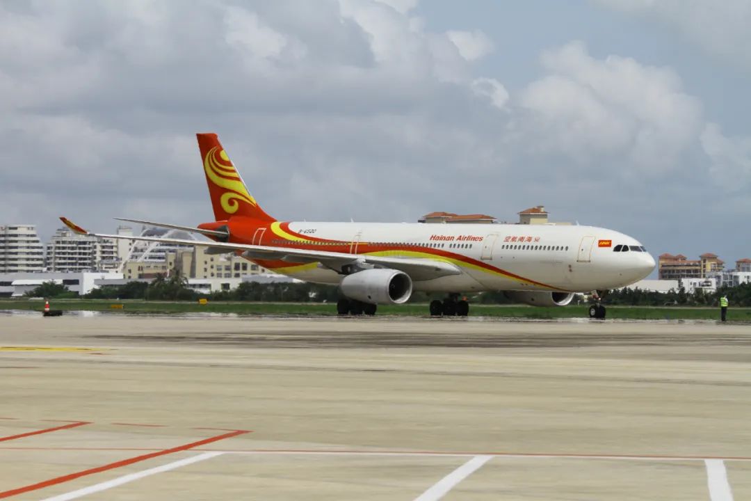 首个包机航班hu8520抵达三亚凤凰机场