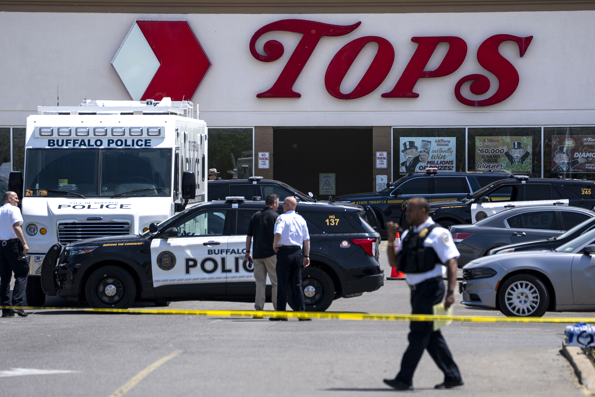 当地时间2022年5月15日，美国纽约州布法罗市一家超市发生枪击案，嫌犯连开50枪 ，10名遇害者均为非裔。