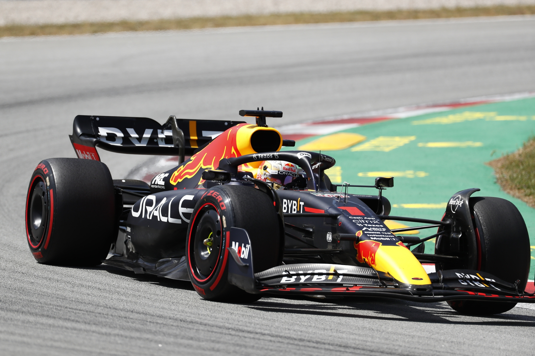 5月22日,红牛车队墨西哥车手佩雷斯驾驶赛车在比赛中.新华社/法新