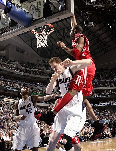 【夜谈会】你印象最深的季后赛隔扣是哪一记?