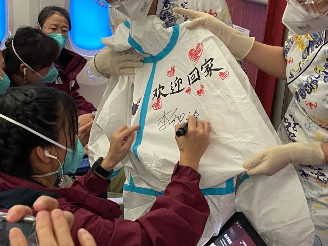 医护人员在防护服上签字