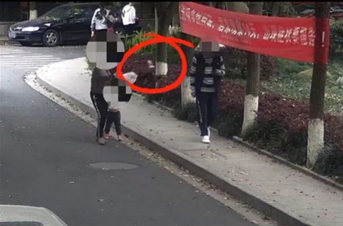 女子一个动作，要赔近2万元休闲区蓝鸢梦想 - Www.slyday.coM