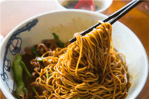 △每根面条上都裹满浇头，想不想来一口？