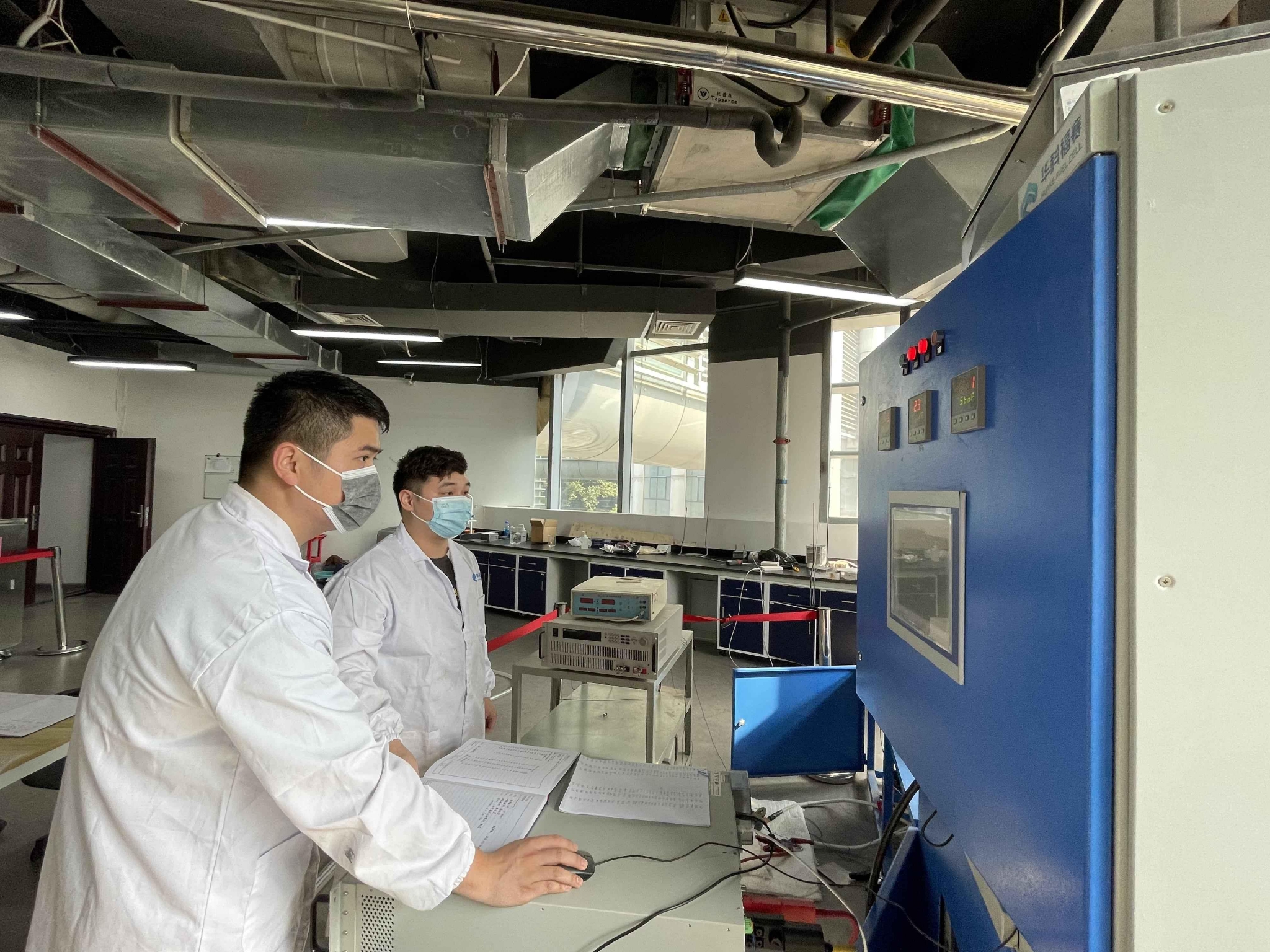 研发人员正在进行soec测试