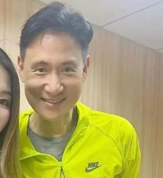 61岁张学友近况曝光与粉丝合影亲和力十足打扮低调太接地气