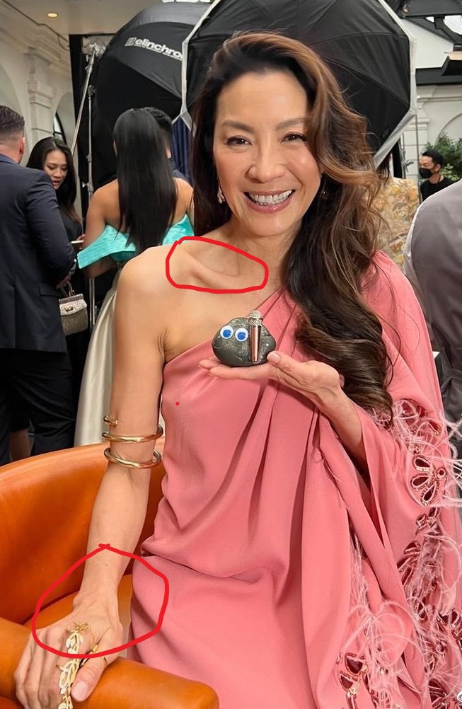 59岁杨紫琼与石头合影手臂青筋突出锁骨凹陷皮包骨和力量感竟能并存