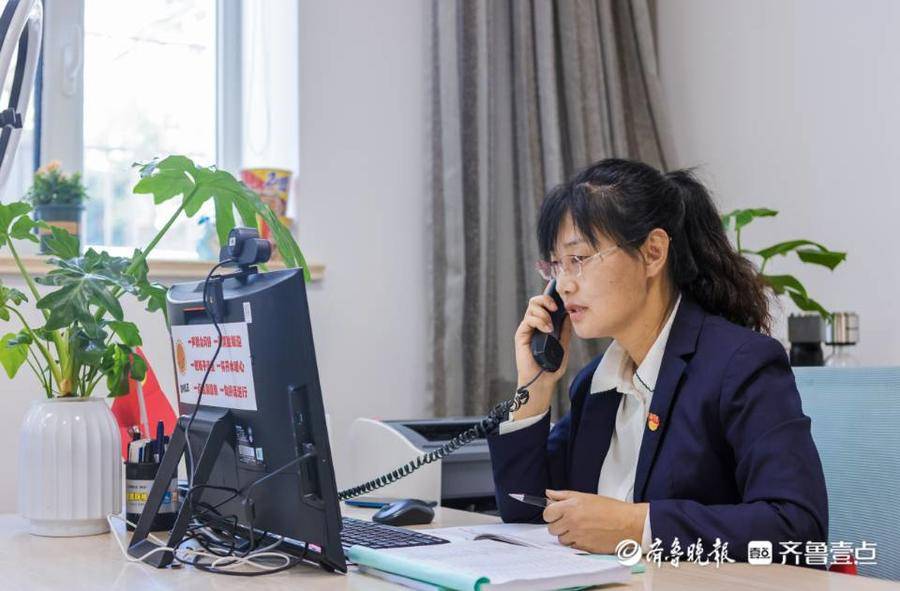 我从基层来30本1米高社区书记冷晓燕与她的民情记录