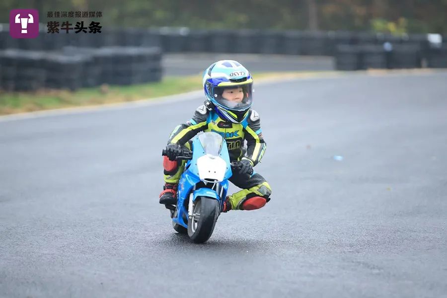 紫牛头条南京四岁萌娃骑摩托赛场飞驰梦想成为职业赛车手走上国际舞台