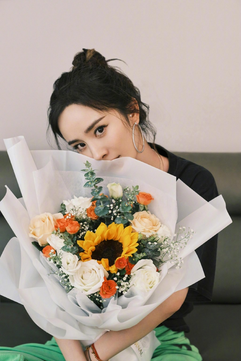 杨幂晒捧花美照扎丸子头俏皮可爱
