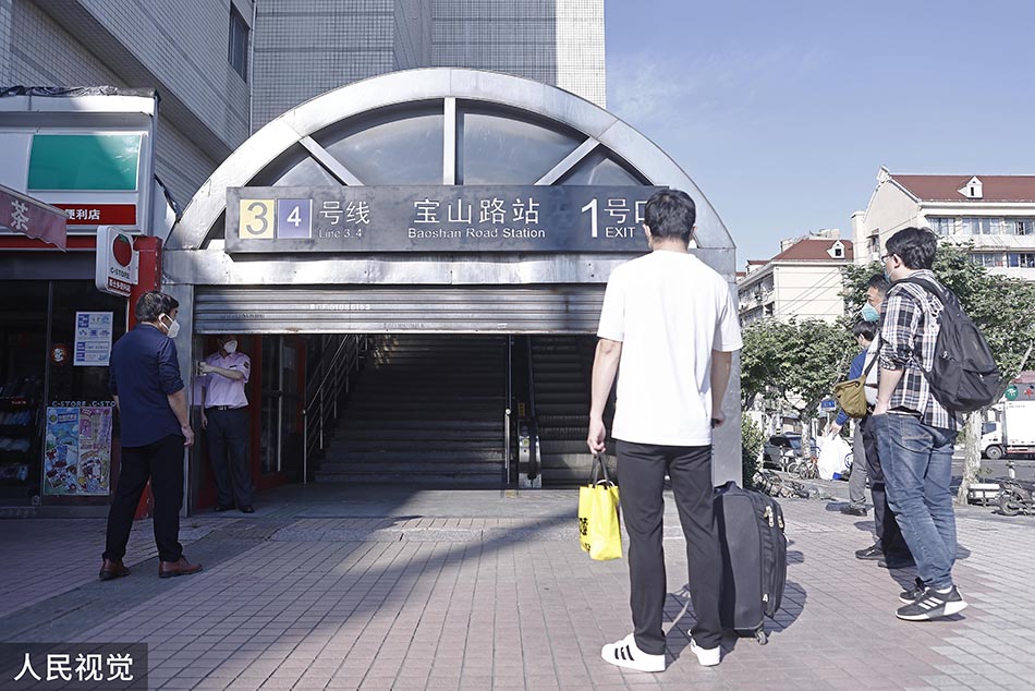 2022年5月22日,市民在上海轨道交通3号线宝山路站等待进站.