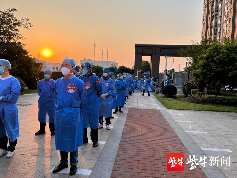 张家港市后塍街道行动支部精准对接管控区群众需求