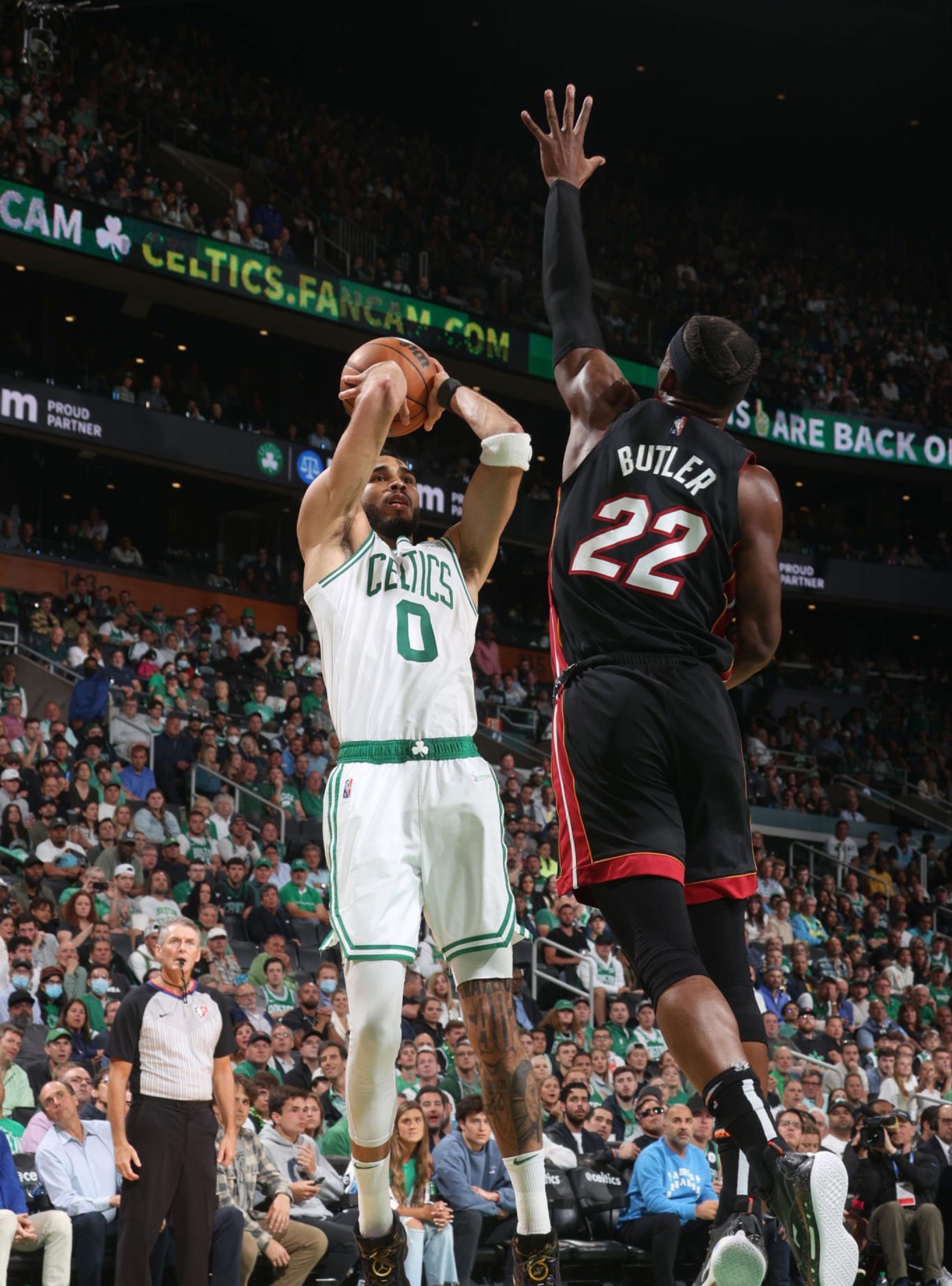 带伤作战轰31 8!塔图姆连刷5神迹:输球后5胜0负 比肩詹皇哈登