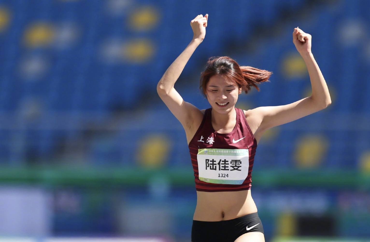 中国队摘银！上海诞生00后女版张国伟，一鸣惊人闪耀意大利体育场|张国伟|跳高|体育场_新浪新闻