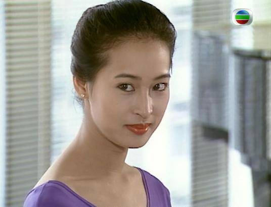 其实这部剧里曾华倩也出演了,曾华倩演的郭襄,梁朝伟演张无忌黎美娴演
