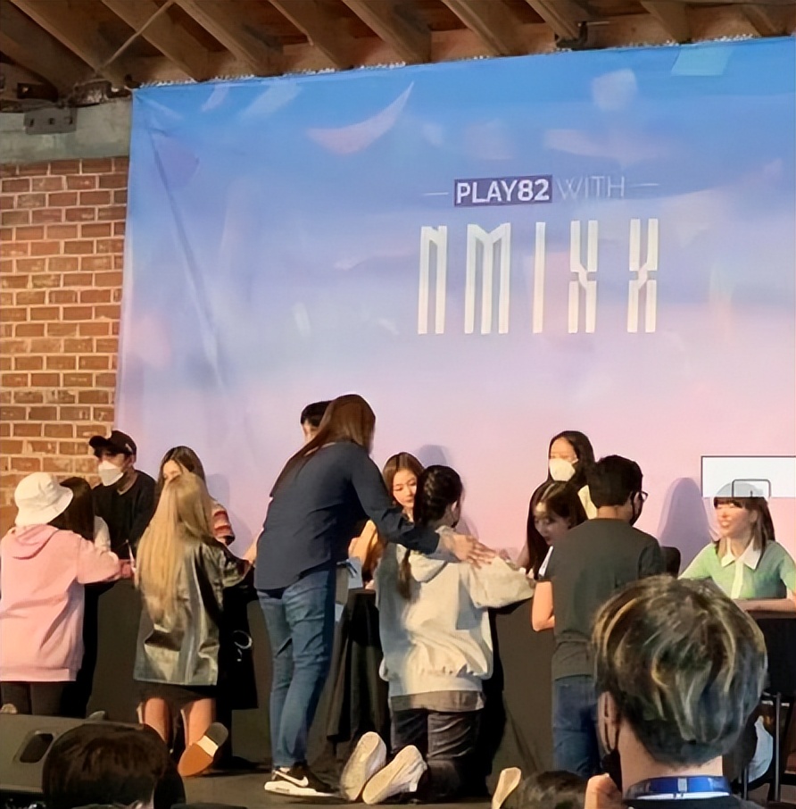 韩国偶像签售会粉丝下跪等候没有凳子只能跪地上网友太屈辱