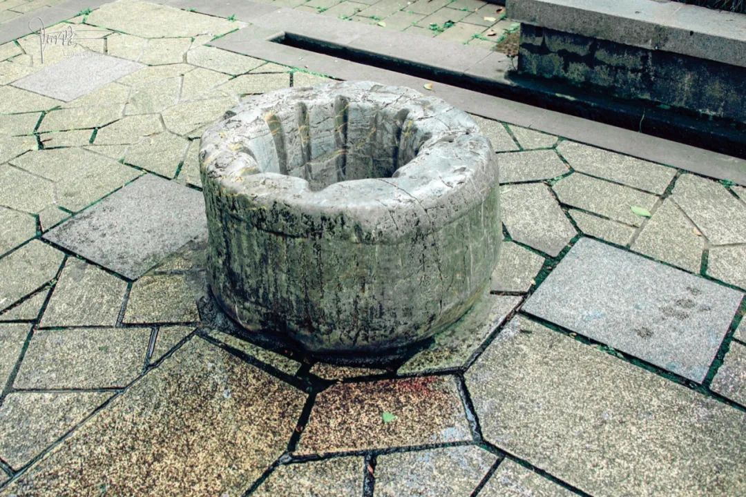 老龙井的来历不凡现在却不在龙井村里为什么呢