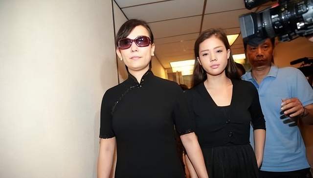 二婚被宠成公主!翁静晶晒58岁生日照,老公何猷彪送粉色蛋糕休闲区蓝鸢梦想 - Www.slyday.coM 二婚被宠成公主!翁静晶晒58岁生日照,老公何猷彪送粉色蛋糕休闲区蓝鸢梦想 - Www.slyday.coM