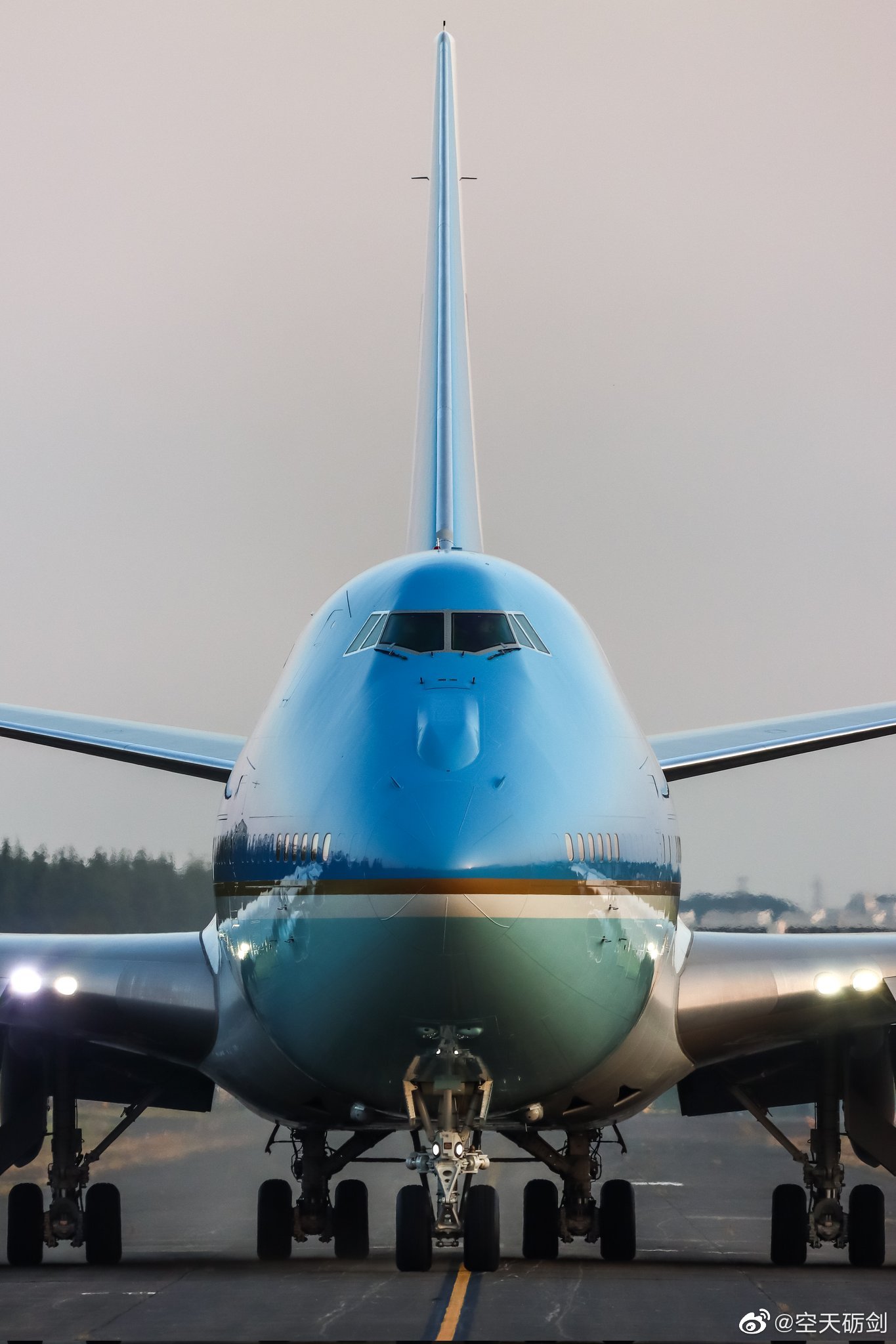 拜登乘坐的空军一号专机今天飞离日本横田空军基地