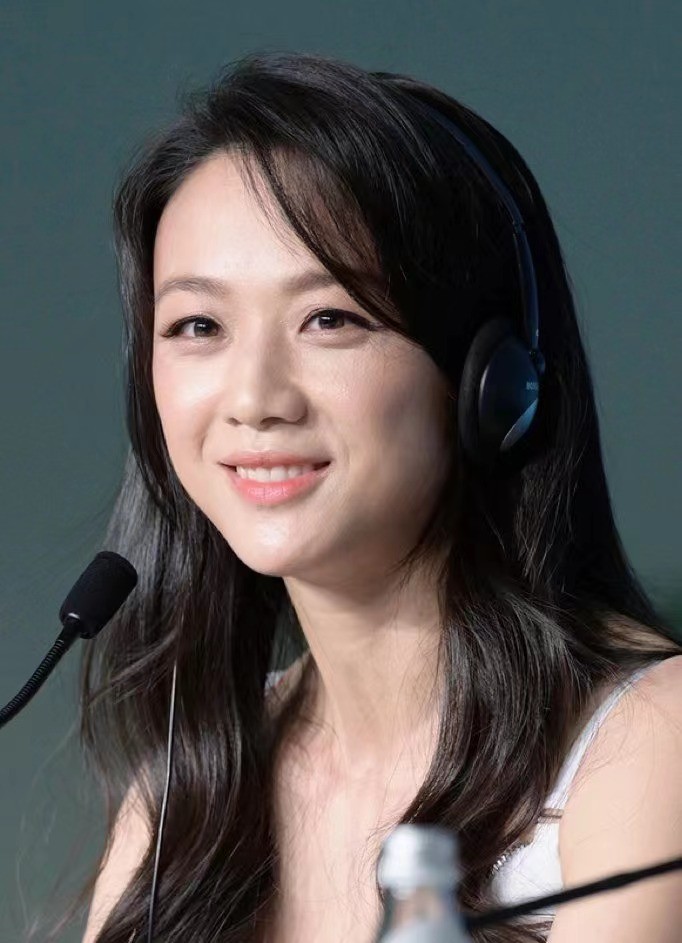 汤唯戛纳绝美再亮相,蓝天白云裙配运动鞋,网友:韩国造型师不行休闲区蓝鸢梦想 - Www.slyday.coM 汤唯戛纳绝美再亮相,蓝天白云裙配运动鞋,网友:韩国造型师不行休闲区蓝鸢梦想 - Www.slyday.coM