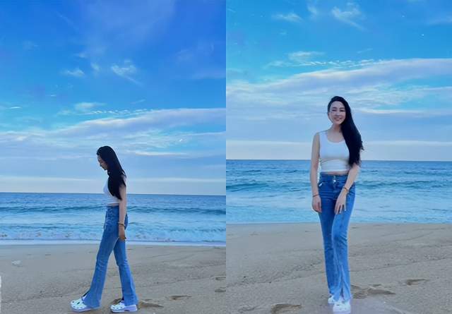 马苏海边拍照穿贴身背心曲线凸出紧身牛仔裤露纤细腰肢
