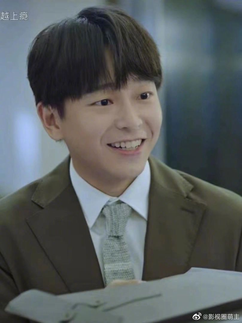 连牙齿都很像,哈哈哈哈哈哈哈哈哈哈一旦代入彭昱畅笑起来好像长江七