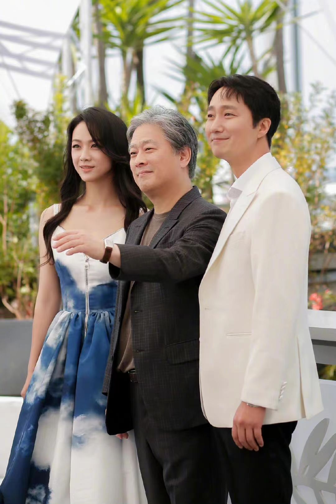 汤唯戛纳绝美再亮相,蓝天白云裙配运动鞋,网友:韩国造型师不行休闲区蓝鸢梦想 - Www.slyday.coM 汤唯戛纳绝美再亮相,蓝天白云裙配运动鞋,网友:韩国造型师不行休闲区蓝鸢梦想 - Www.slyday.coM