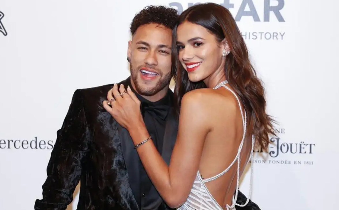 内马尔带现任女友,前妻一起度假,3人相处融洽,和谐|内马尔|布鲁娜