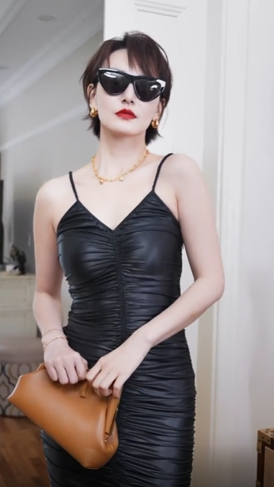 郭晓敏穿紧身吊带秀身材!胳膊白嫩腰肢纤细,戴大金链好生富贵