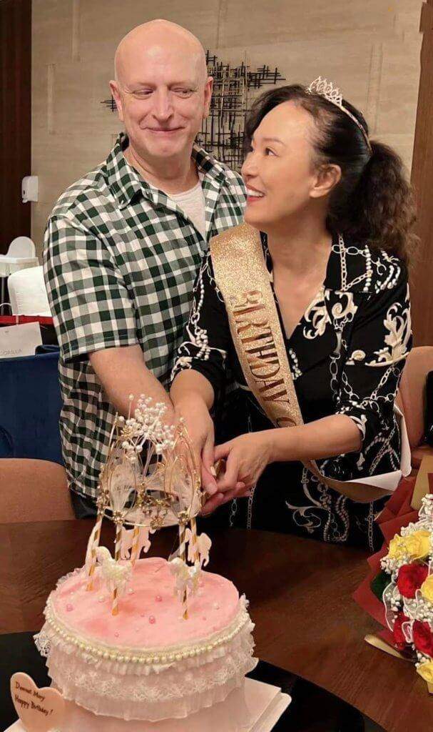 二婚被宠成公主!翁静晶晒58岁生日照,老公何猷彪送粉色蛋糕休闲区蓝鸢梦想 - Www.slyday.coM 二婚被宠成公主!翁静晶晒58岁生日照,老公何猷彪送粉色蛋糕休闲区蓝鸢梦想 - Www.slyday.coM