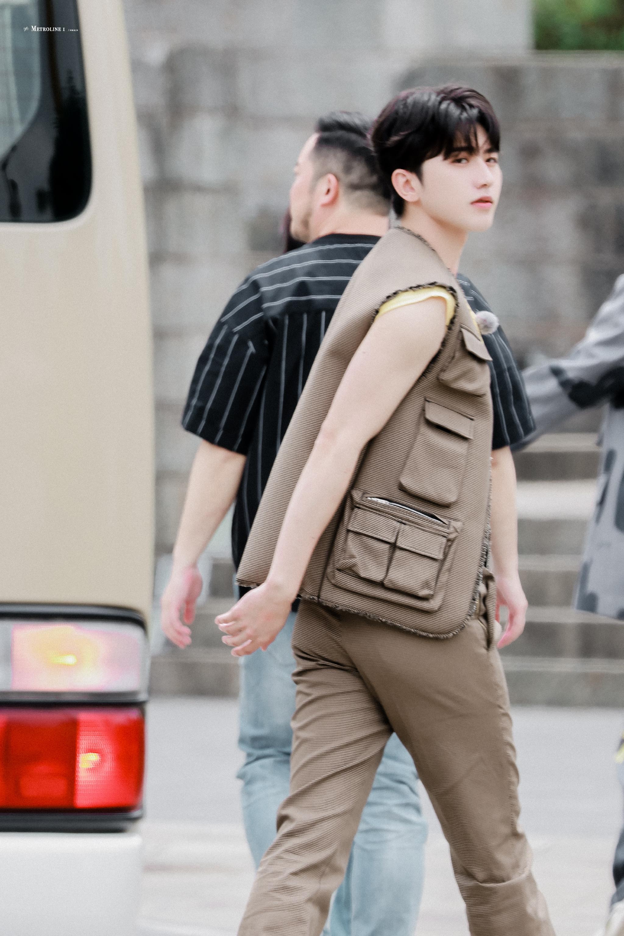 蔡徐坤今日份奔跑吧路透今天是无袖的蔡小葵