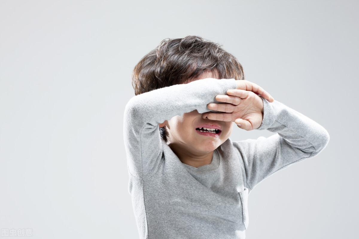孩子情绪失控时为什么家长一开口孩子反而哭得更凶了