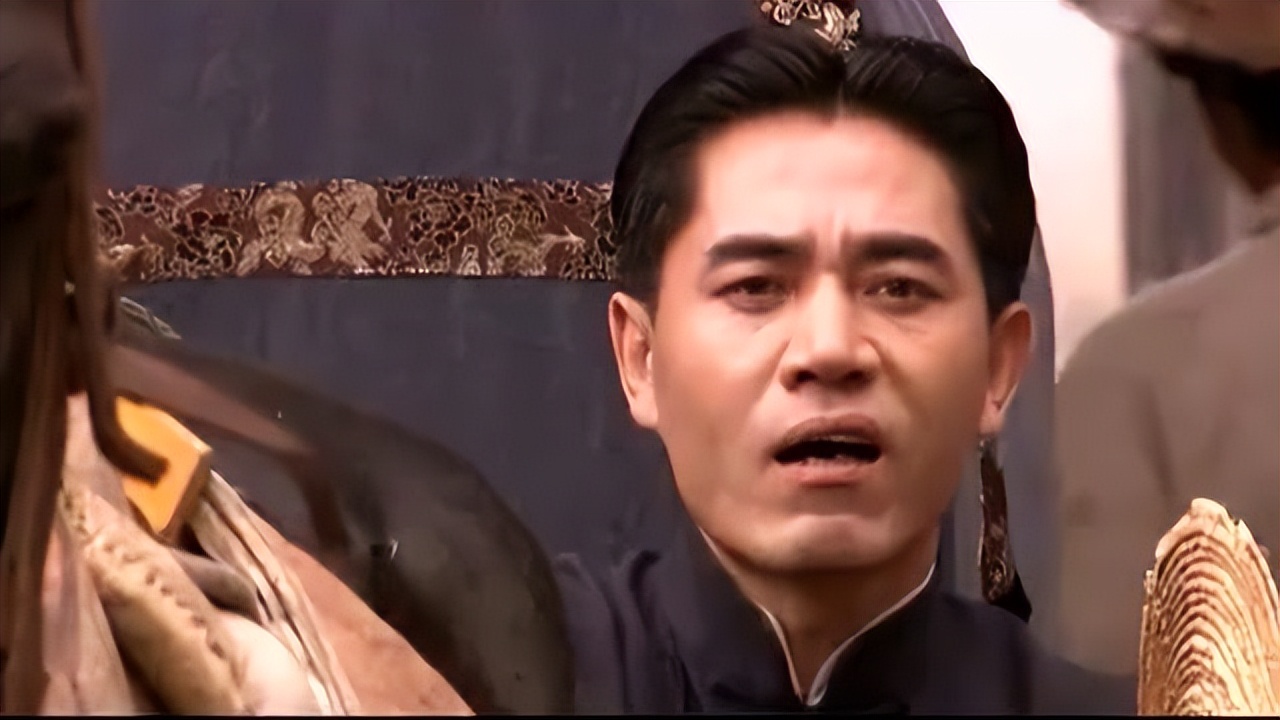 在化妆间里,姜文和陈宝国两人坐一字一句地抠台词.