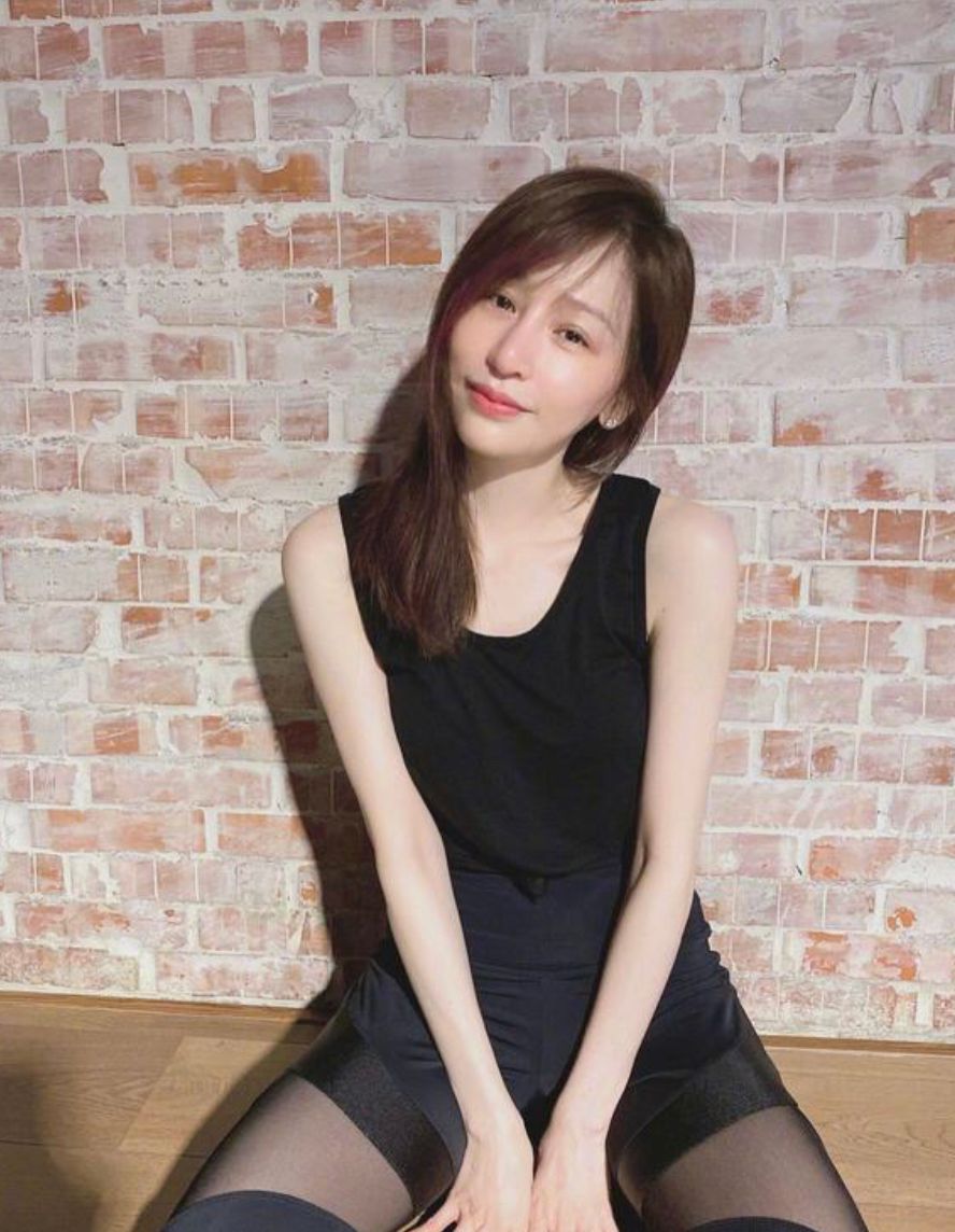 40岁王心凌太嫩了黑背心配透肤裤少女感明显说她20我都信