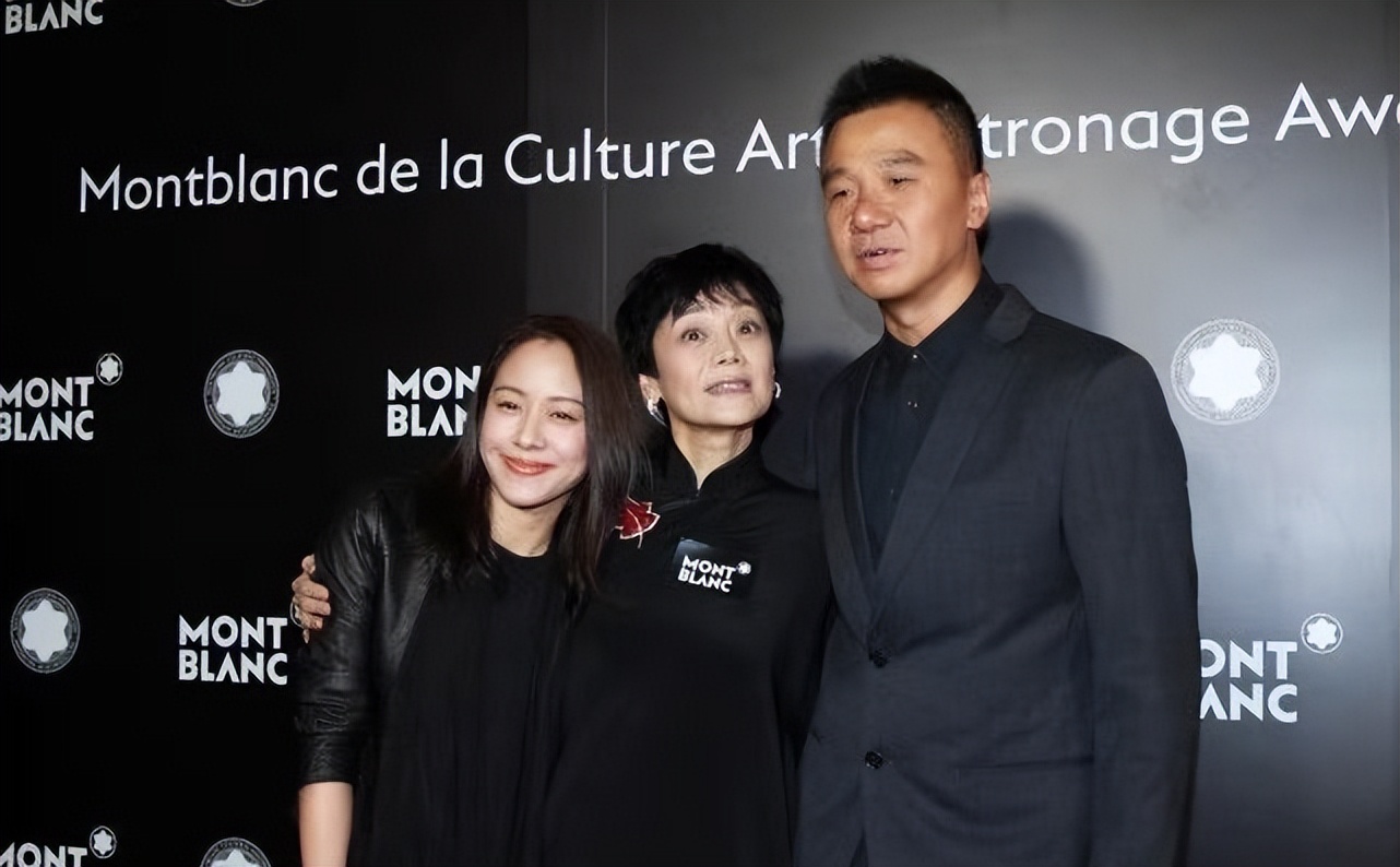 林嘉欣夫妇罕见合体她温婉打扮站姿乖巧老公努力憋笑像爸爸