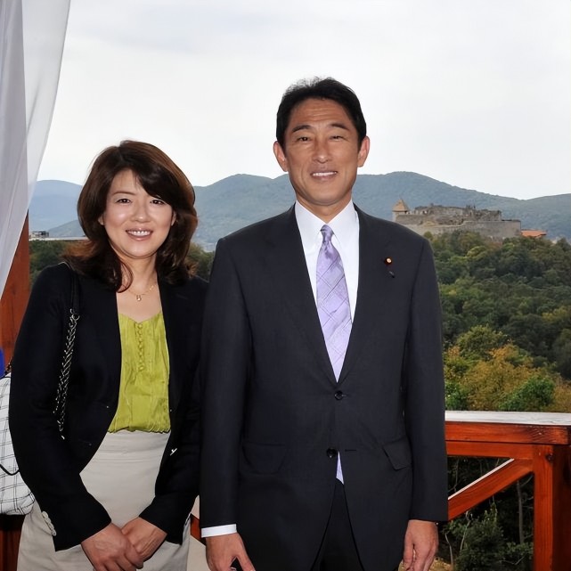 日本首相夫妇欢迎拜登夫人穿和服亮相亲自给拜登泡茶太贤惠了